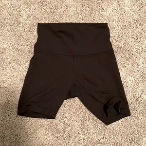 Lululemon Wunder Train High-Rise Short 6" size 4